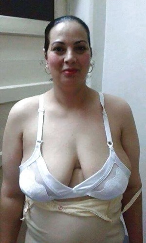 ملفاية مصرية بزازها قشطة و هي تتناك بالوضع الخلفي