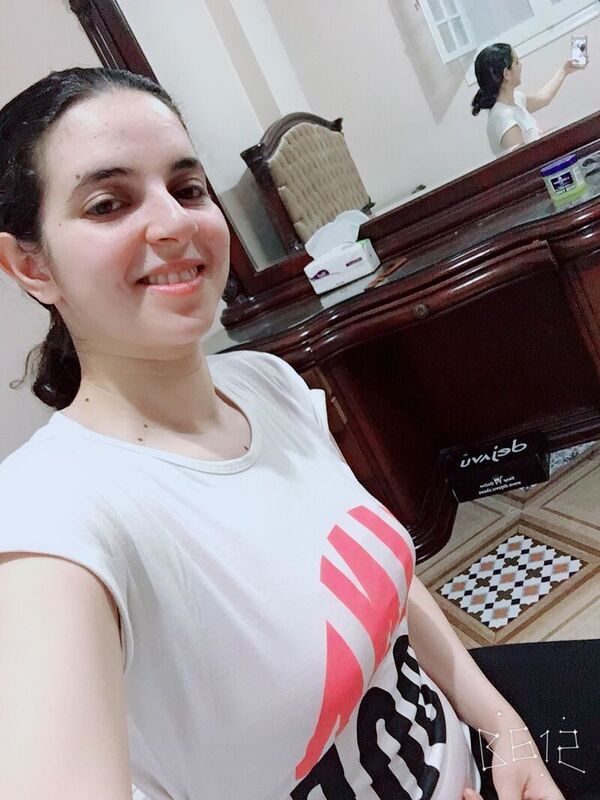 الشرموطة بتبين طيزها وكسها لحبيبها وحلمه بزازها باللبس الضيق