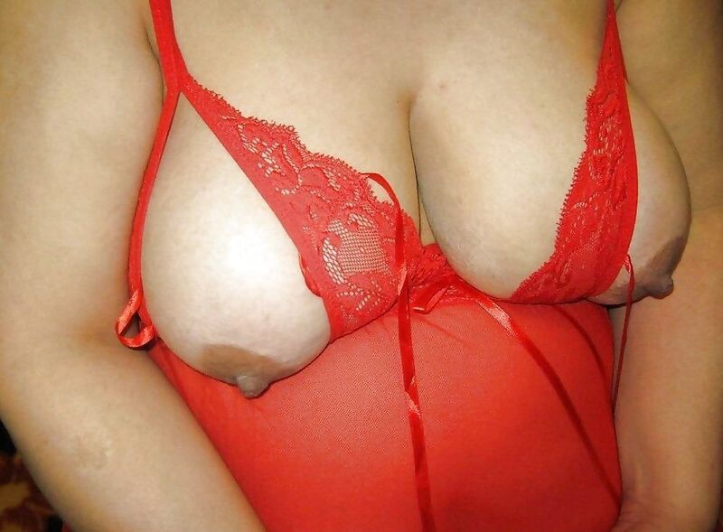 شراميط بقميص النوم الاحمر