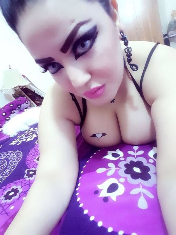 راقصة كباريهات مصرية تتصور فى المنزل