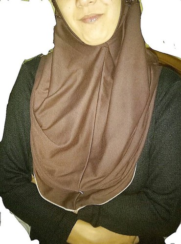 زوجة مربربة عليها جسم جامد